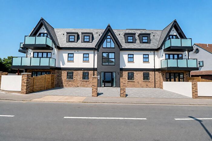 2 Bedroom Flat For Sale In Hall Crescent, Hadleigh, SS7