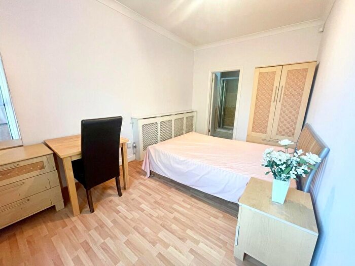 6 Bedroom Detached House To Rent In Southway, London, N20