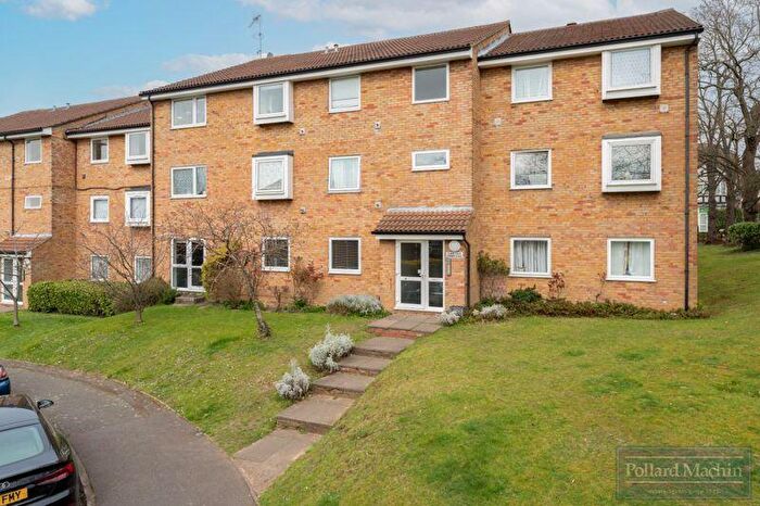2 Bedroom Flat For Sale In Parrs Close, Sanderstead, Surrey, CR2