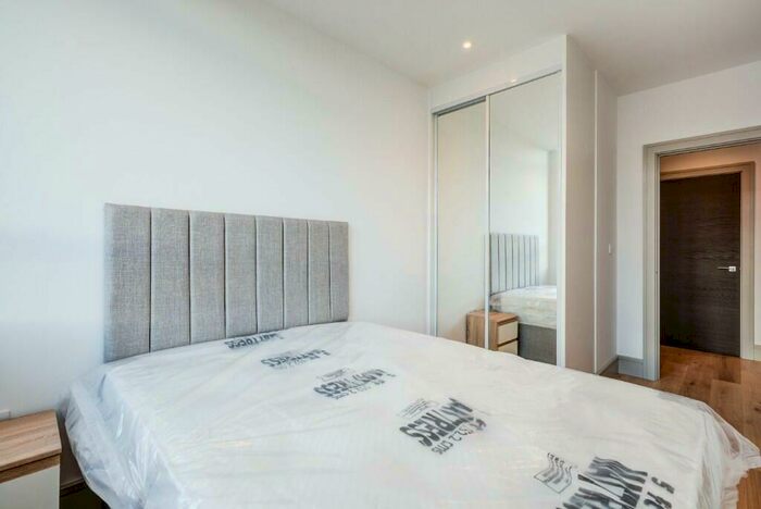 3 Bedroom Town House To Rent In Llanelli, Carmarthenshire, Mid Wales, SA14