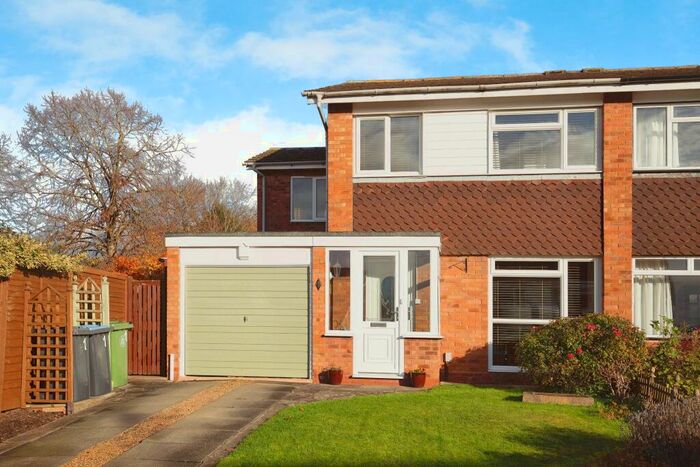 4 Bedroom Semi-Detached House For Sale In Sycamore Close, Stratford-upon-Avon, Warwickshire, CV37