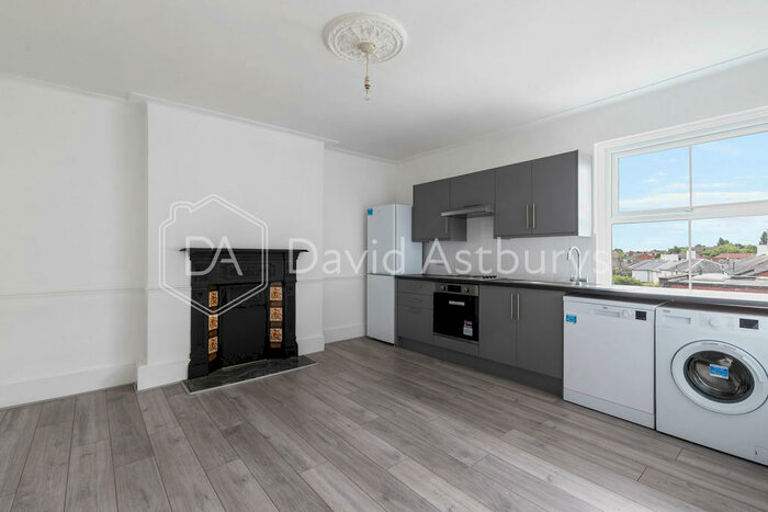 3 Bedroom Apartment To Rent In Colney Hatch Lane, Muswell Hill, London, N10