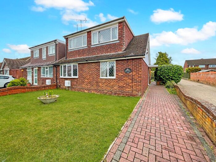 4 Bedroom Bungalow For Sale In Cloisters Road, Luton, Bedfordshire, LU4
