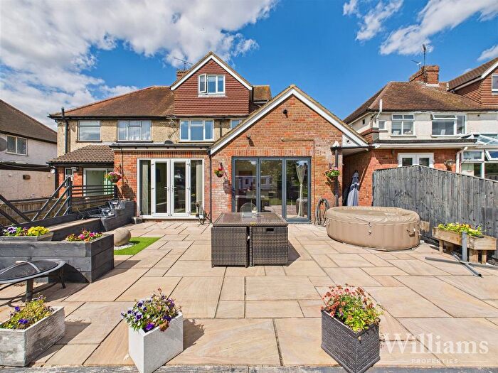 4 Bedroom Semi-detached House For Sale In Tring Road, Aylesbury, HP20