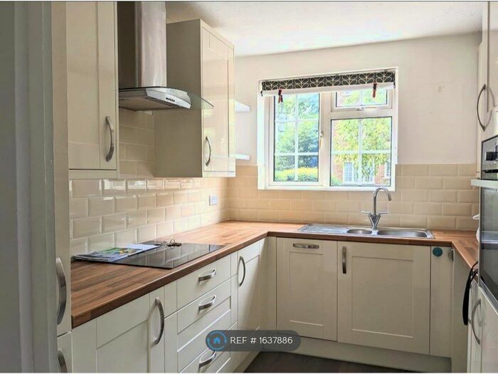 2 Bedroom Flat To Rent In Kingfisher Drive, Staines, TW18