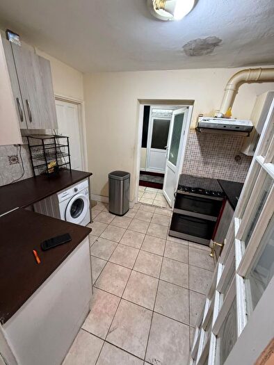 5 Bedroom Semi-Detached House To Rent In Dagenham, RM9