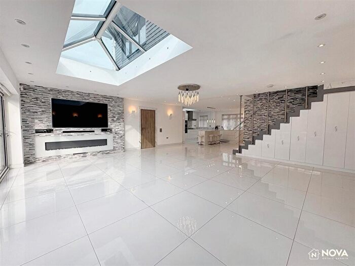 4 Bedroom Semi-Detached Bungalow To Rent In Linden Road, Luton, LU4