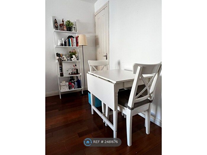 2 Bedroom Flat To Rent In Crawford Lane, Glasgow, G11