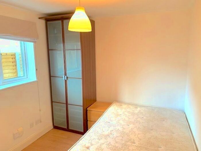 Studio To Rent In Queens Road, Hendon, London, NW4