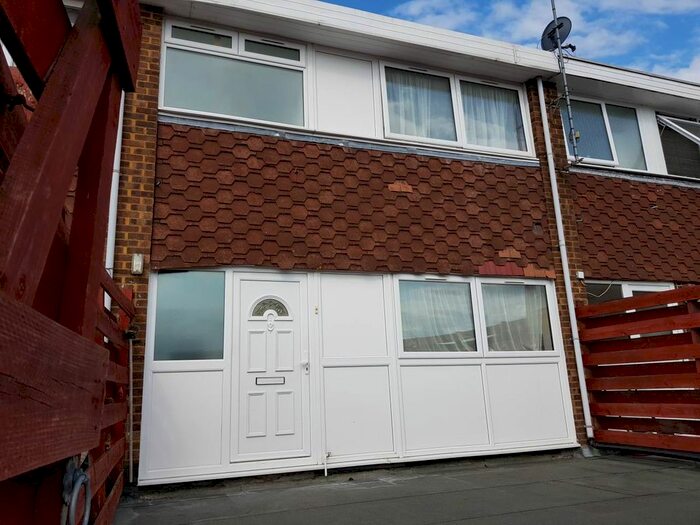 3 Bedroom Flat To Rent In Jansel Square, Aylesbury, HP21