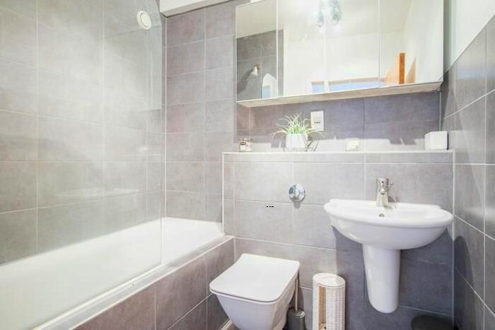 2 Bedroom Flat To Rent In Breadalbane Street, Edinburgh, EH6