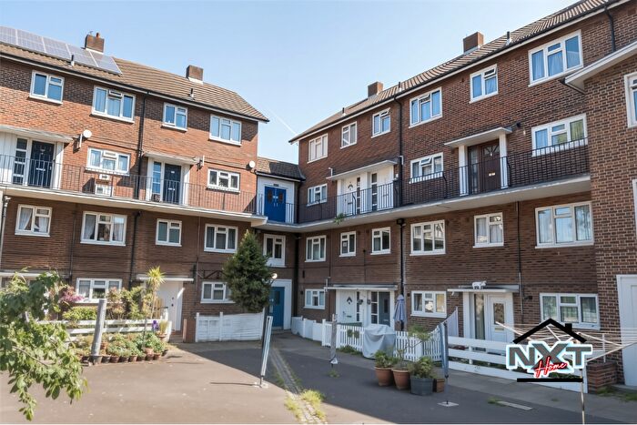 2 Bedroom Flat For Sale In Livingstone Court, Matlock Road, Leyton, E10