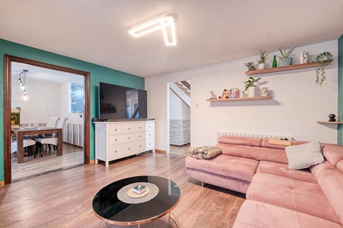 3 Bedroom Semi-Detached House For Sale In Garway Close, Redditch, B98