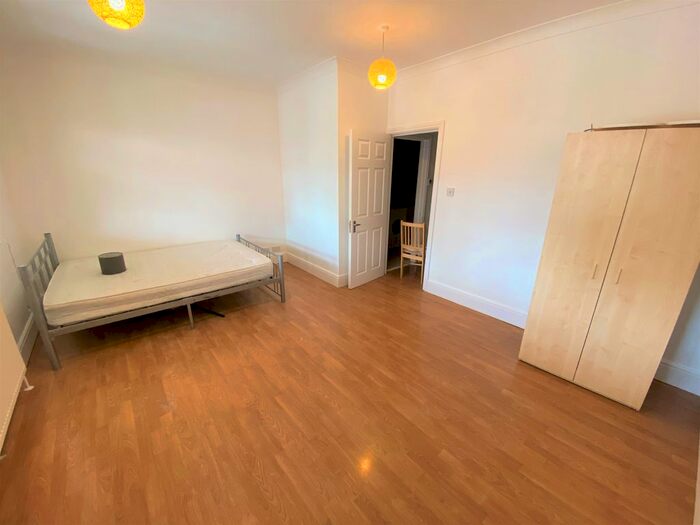 4 Bedroom Flat To Rent In South Street, Romford, RM1