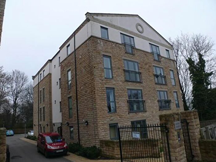 2 Bedroom Flat To Rent In Lister Court, Bradford, BD8