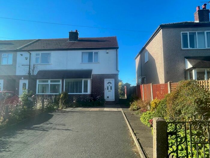 2 Bedroom Town House To Rent In Ryefields Avenue, Huddersfield, HD3