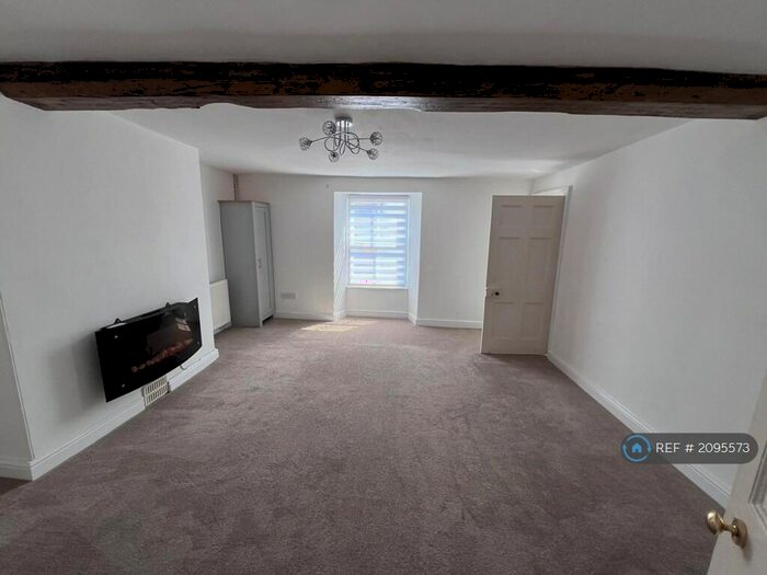 2 Bedroom Flat To Rent In High Street, Cricklade, Swindon, SN6