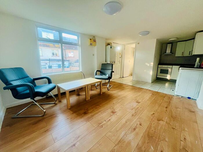 Flat To Rent In Clitterhouse Road, Cricklewood, NW2