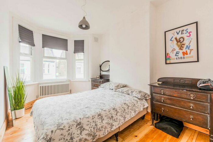 2 Bedroom Flat For Sale In Cheshunt Road, Forest Gate, London, E7