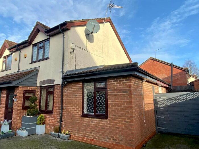 Studio To Rent In Banks Road, Borehamwood, WD6