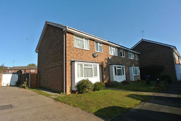 3 Bedroom End Of Terrace House To Rent In Woking, GU21