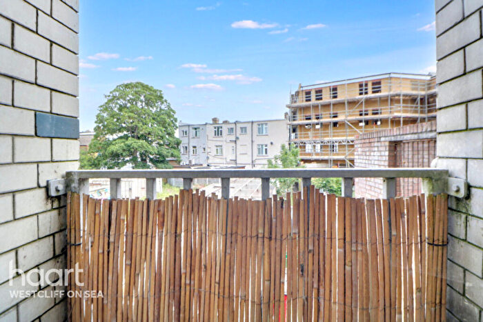 2 Bedroom Flat For Sale In Hamlet Court Road, Westcliff-On-Sea, SS0