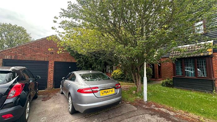 4 Bedroom Detached House To Rent In Walnut Close, Luton, Bedfordshire, LU2