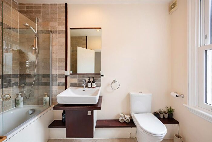2 Bedroom Flat For Sale In Fulham Palace Road, London, SW6