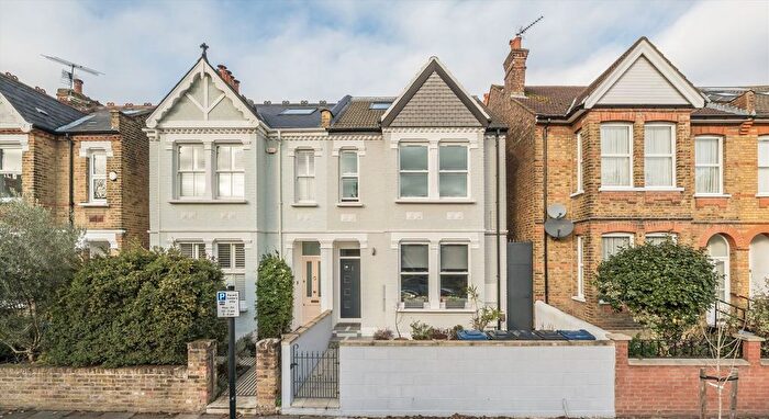 3 Bedroom Flat For Sale In Murray Road, Ealing, W5