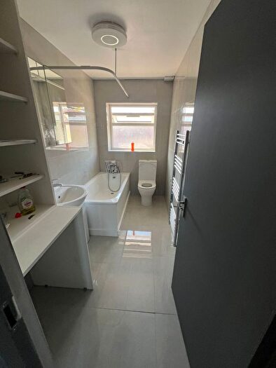 2 Bedroom Flat To Rent In Slough Road, Iver, Buckinghamshire, SL0