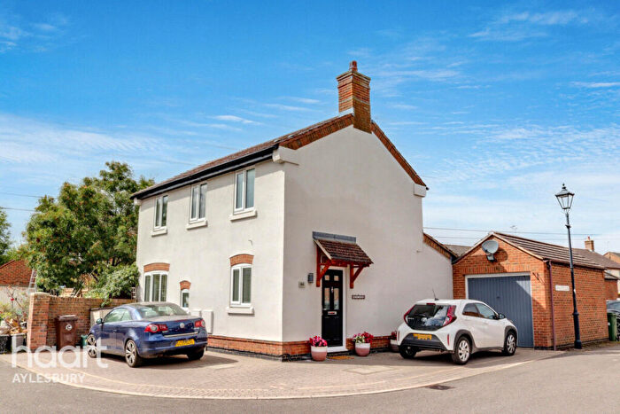 3 Bedroom Detached House For Sale In Woodford Close, Aylesbury, HP19