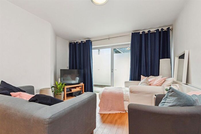 2 Bedroom Flat To Rent In Tooting High Street, London, SW17