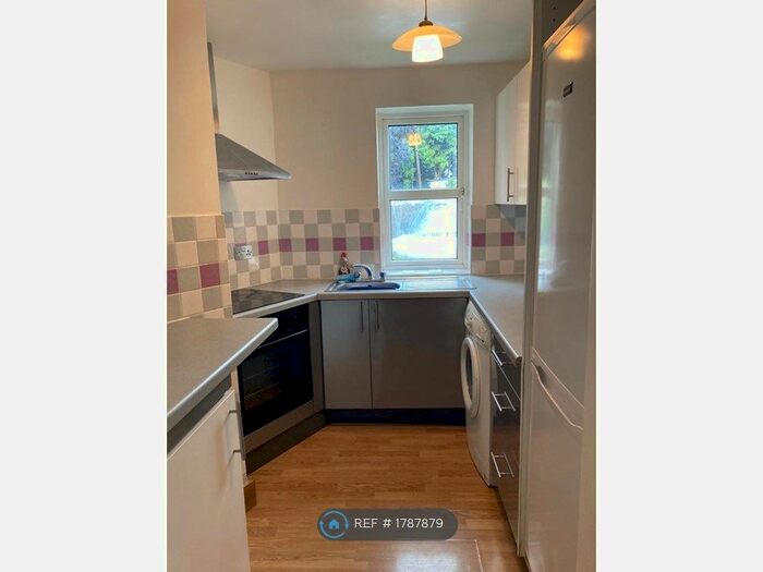 1 Bedroom Flat To Rent In Lauriston Place, Southend-On-Sea, SS1