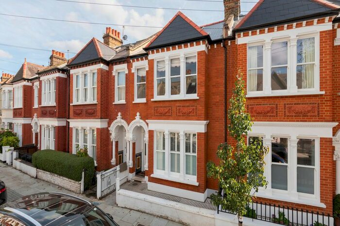 3 Bedroom Flat To Rent In Kyrle Road, London, SW11