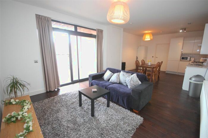 3 Bedroom Flat To Rent In Ballards Lane, North Finchley, London, N12