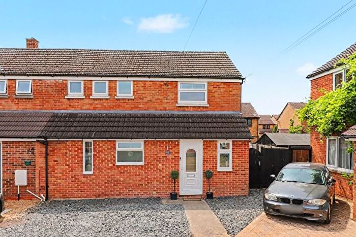 3 Bedroom Semi-detached House To Rent In Elderfield Road, Bicester, OX27