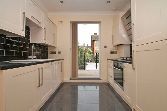 2 Bedroom Flat To Rent In Median Road, Lower Clapton, E5