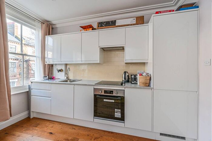 1 Bedroom Flat To Rent In Heyford Avenue, Oval, SW8