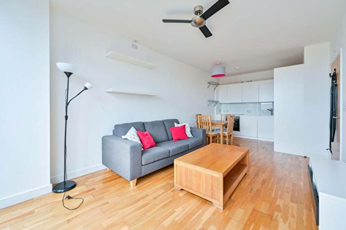 2 Bedroom Flat To Rent In Amelia Street, Elephant And Castle, London, SE17