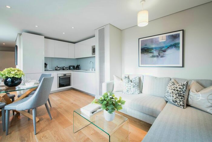 3 Bedroom Flat To Rent In Apartment, Merchant Square East, London, W2