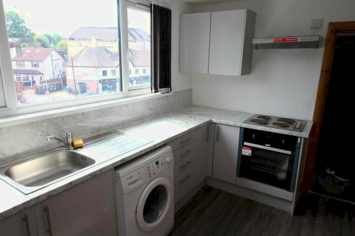 2 Bedroom Flat To Rent In Fernwood, Park Villas, Roundhay, Leeds, LS8