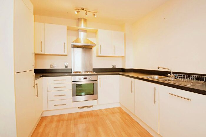 2 Bedroom Flat To Rent In Overstone Court, Caerdydd, CF10