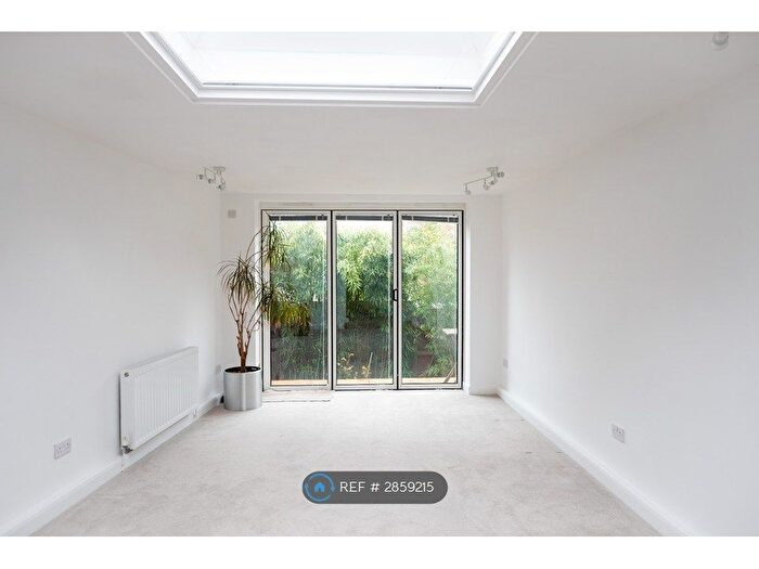 2 Bedroom Flat To Rent In Muswell Hill Road, London, N6