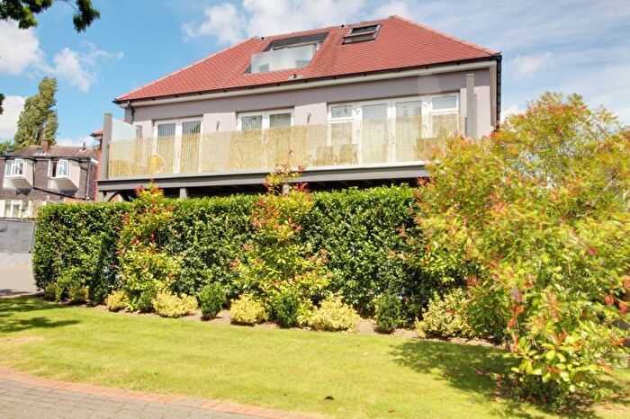 2 Bedroom Flat For Sale In Tolmers Gardens, Cuffley, EN6