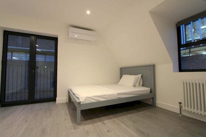 3 Bedroom Flat To Rent In Parkgate Road, Battersea, SW11