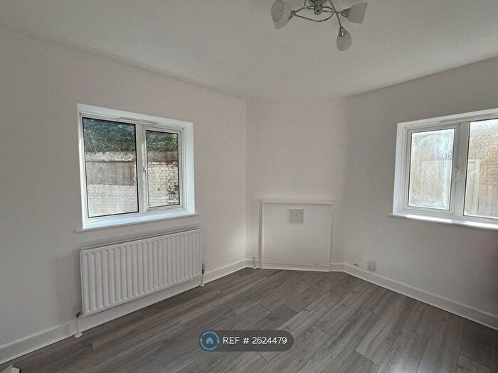 2 Bedroom Flat To Rent In Baltic Close, London, SW19