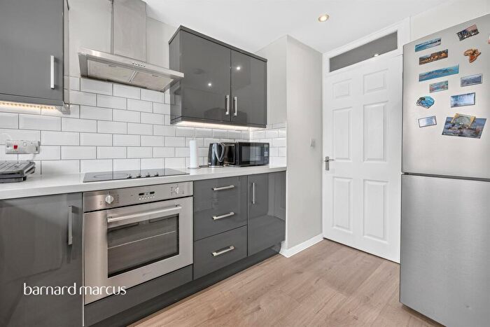 2 Bedroom Flat For Sale In Hayes Lane, Kenley, CR8