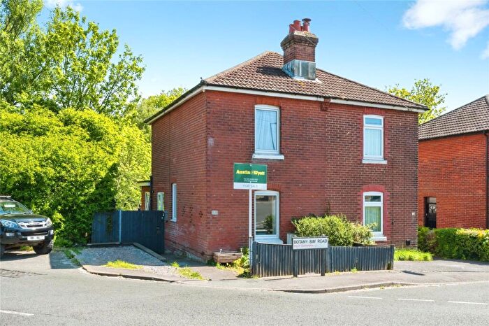 2 Bedroom Detached House For Sale In Botany Bay Road, Southampton, Hampshire, SO19
