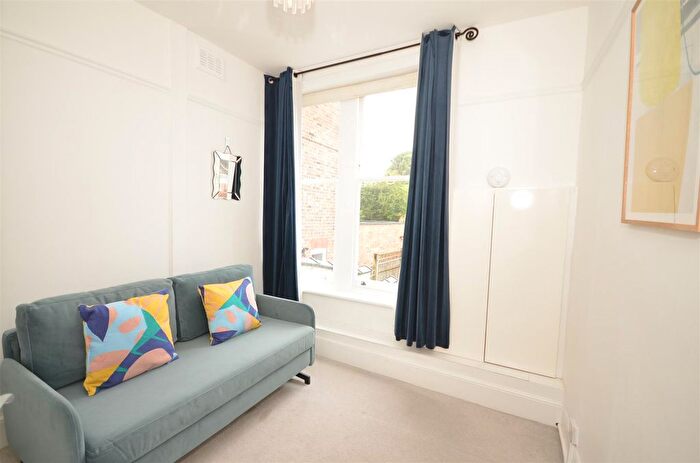 2 Bedroom Flat To Rent In Dukes Avenue, London, N10