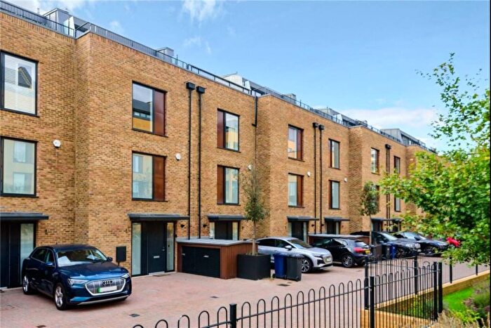 4 Bedroom Terraced House For Sale In Quayle Crescent, London, N20